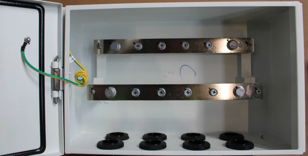 Boîtier de couplage Deye 300 A pour 4 batteries HV (GB-L, BOS-G, BOS-A)